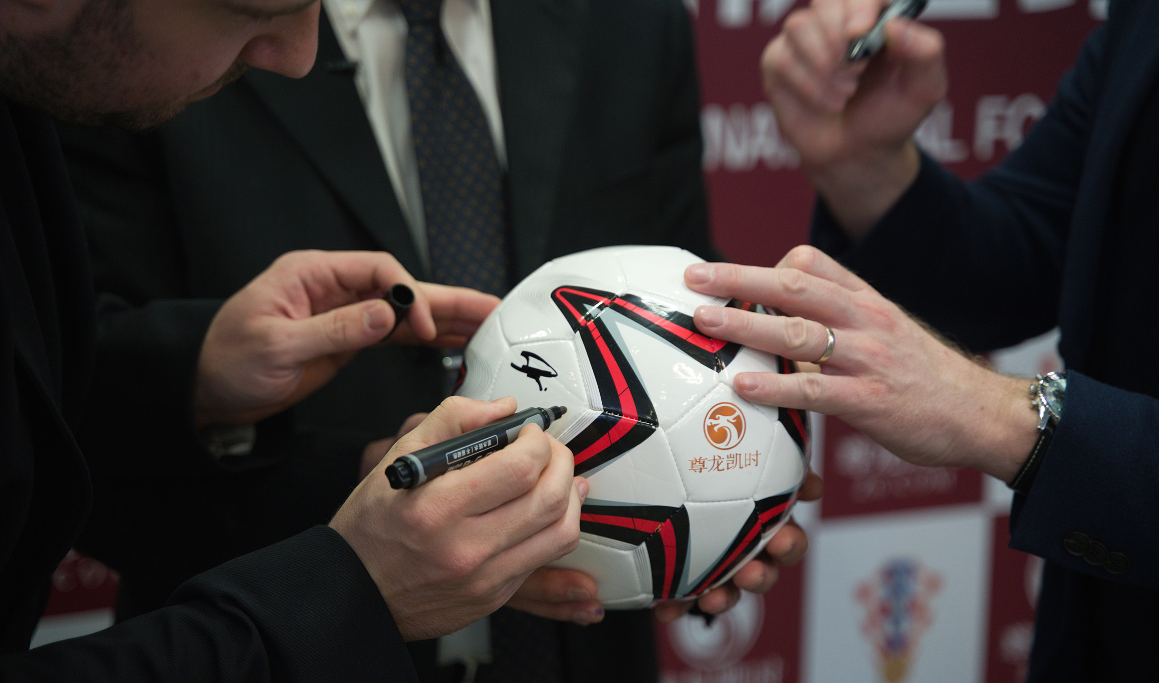 社交媒体营销组合拳：开云在B体育app上打造话题热搜、明星互动与UGC分享生态